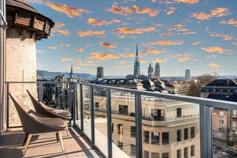 Premium bedding, minibar, in-room safe, desk