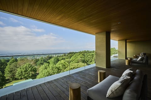 2 restaurants, dinner served
