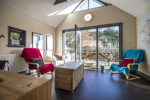 House (3 Bedrooms) | Living area | 36-inch flat-screen TV with digital channels, TV