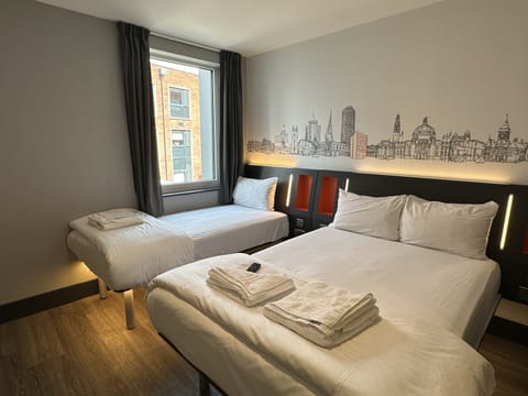 Family Triple Room | Laptop workspace, soundproofing, iron/ironing board, free WiFi
