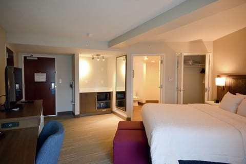Deluxe Room, 1 King Bed, Non Smoking | In-room safe, desk, laptop workspace, iron/ironing board