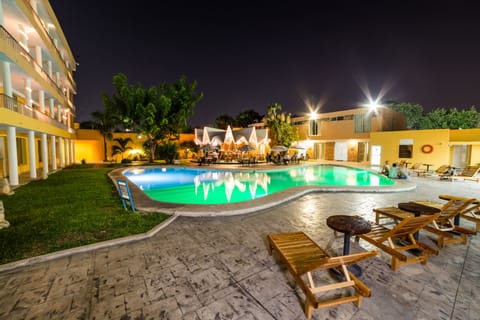 Outdoor pool, sun loungers