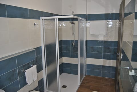 Standard Double Room | Bathroom | Shower, rainfall showerhead, hair dryer, bathrobes