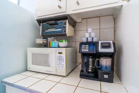 Deluxe Quadruple Room, Multiple Beds | Private kitchen | Coffee/tea maker, cookware/dishes/utensils, paper towels