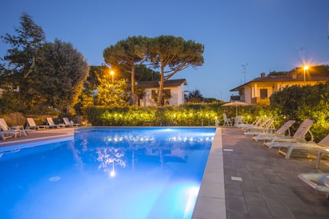 Outdoor pool, pool umbrellas, sun loungers