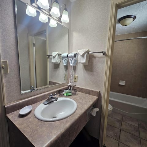 Combined shower/tub, hair dryer, towels