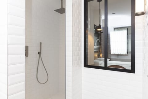 Double Room | 1 bedroom, in-room safe, individually furnished, desk