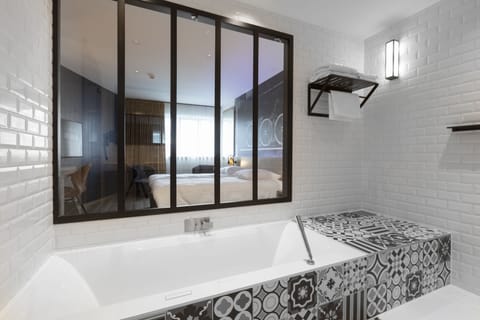 Deluxe Double Room | Bathroom | Free toiletries, hair dryer, towels