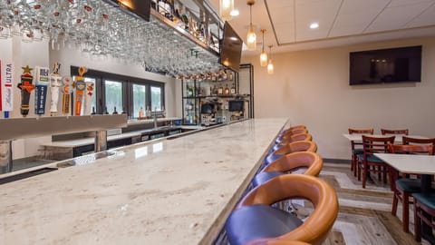 2 bars/lounges