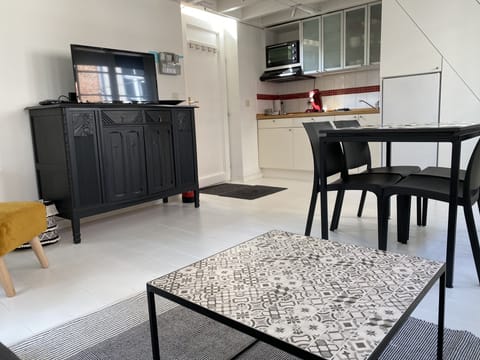 Classic Apartment, 1 Double Bed with Sofa bed | Private kitchen | Fridge, microwave, oven, stovetop