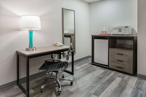 Laptop workspace, blackout drapes, iron/ironing board, free WiFi