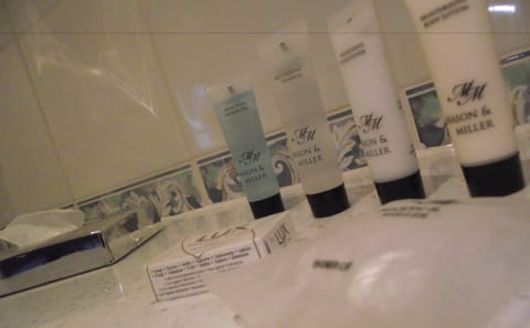 Combined shower/tub, free toiletries, towels