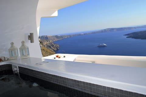 Master Suite outdoor Tub Volcano View | Premium bedding, minibar, in-room safe, desk