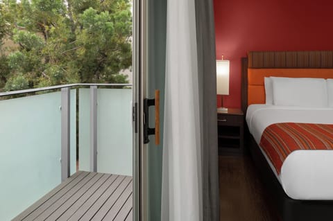 Luxury Room, 1 King Bed | In-room safe, desk, blackout drapes, iron/ironing board