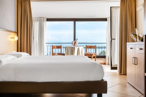 Junior Studio Suite, Lake View | In-room safe, desk, free WiFi, bed sheets