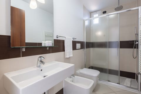 Deluxe Double Room | Bathroom | Shower, rainfall showerhead, free toiletries, hair dryer