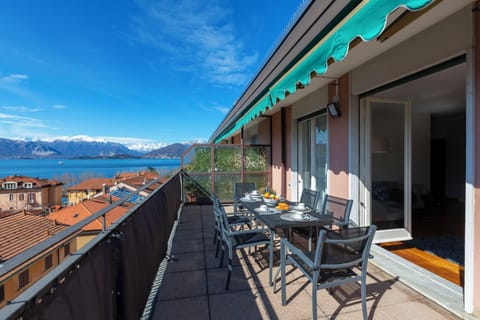 Family Apartment, 2 Bedrooms, 2 Bathrooms (Appartamento Il Golfo: Lake View in) | Outdoor dining