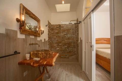 Deluxe Room | Bathroom | Shower, rainfall showerhead, hair dryer, bidet