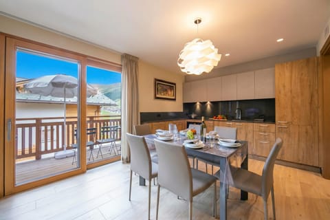 Family Apartment, 2 Bedrooms, Microwave (Casa Luminosa Ski in -Ski out 100m) | Dining
