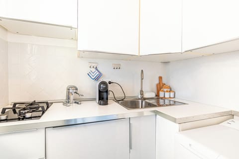 Fridge, stovetop, coffee/tea maker, electric kettle