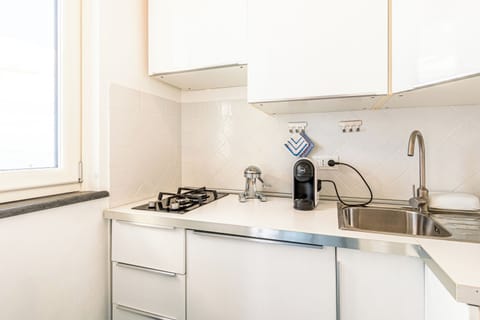 Fridge, stovetop, coffee/tea maker, electric kettle