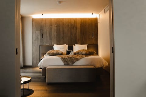 Executive Suite | Minibar, in-room safe, desk, soundproofing