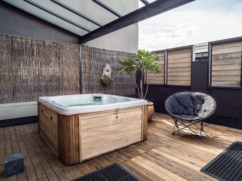  King Studio with Balcony, Spa Pool, and Ensuite | Free WiFi, bed sheets