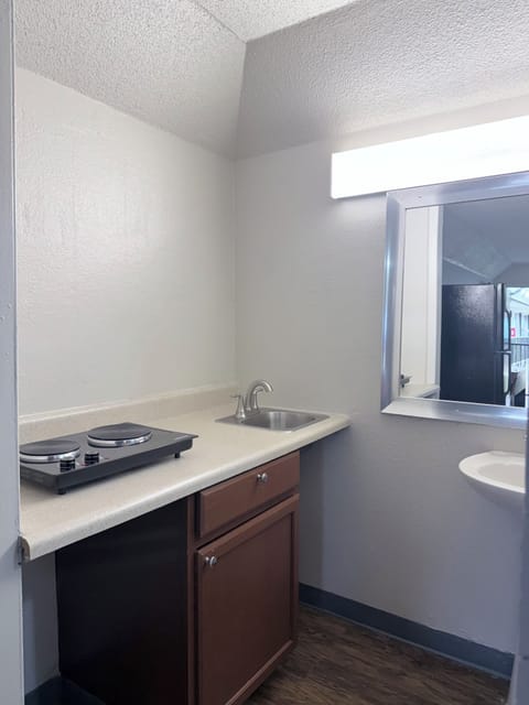 1 King Bed, Non Smoking, Kitchenette | Desk, free WiFi, bed sheets