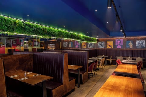 2 restaurants; breakfast, lunch, and dinner served