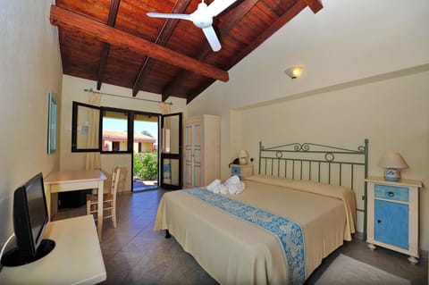 Standard Triple Room | In-room safe, desk, blackout drapes, soundproofing