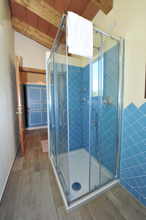 Superior Triple Room | Bathroom | Shower, hair dryer, towels