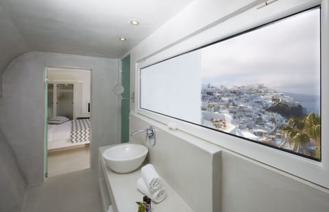 Suite (Heart) | Bathroom | Shower, eco-friendly toiletries, hair dryer, towels