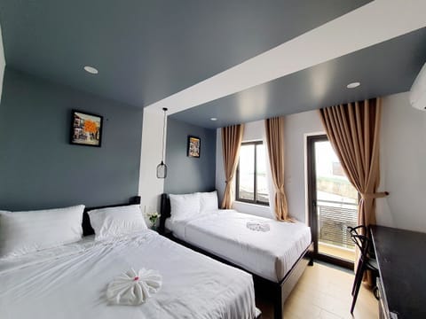Deluxe Twin Room, Multiple Beds | Minibar, individually furnished, desk, soundproofing