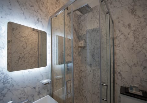 Double Room | Bathroom shower