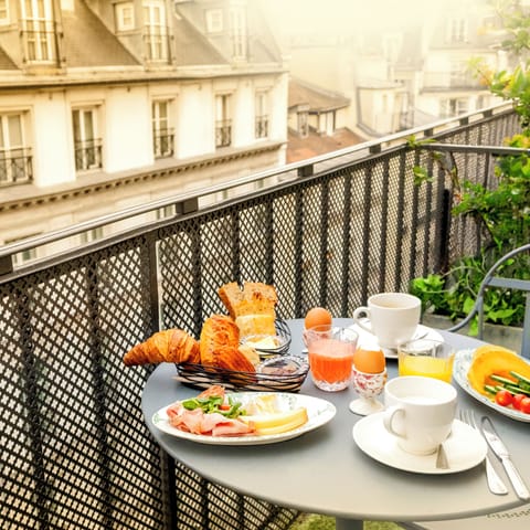 Superior Double Room, Balcony | In-room safe, individually decorated, individually furnished, desk