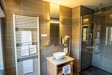 Shower, rainfall showerhead, free toiletries, hair dryer