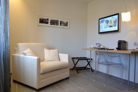 Suite | Living area | 32-inch LCD TV with cable channels, TV