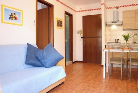 Apartment, 1 Bedroom, Balcony, City View | Dining room