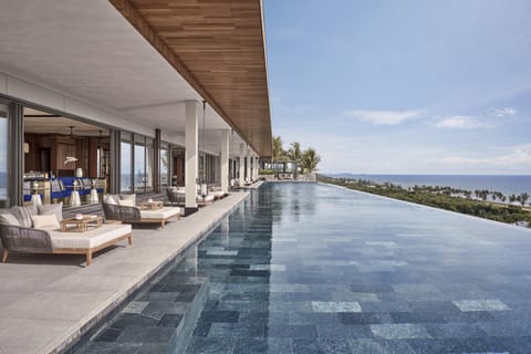 5 outdoor pools, free cabanas, pool umbrellas