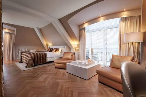 Sunrise Suite | In-room safe, desk, free WiFi, bed sheets