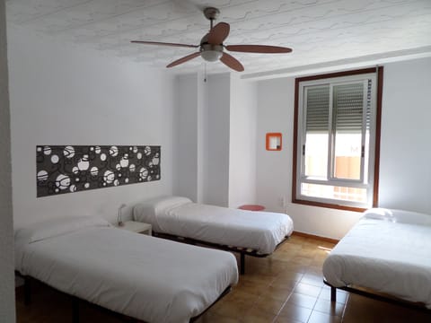 Shared Dormitory, Men only, Shared Bathroom | Soundproofing, free WiFi, bed sheets