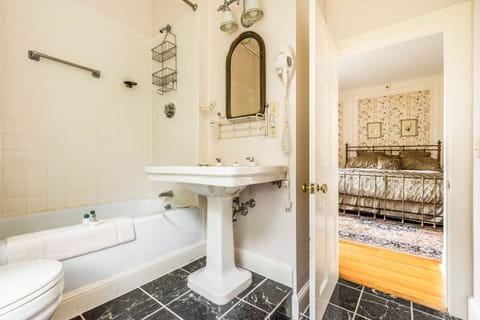 Classic Room, 1 King Bed with Sofa bed, Fireplace (Bristed Suite) | Bathroom | Towels