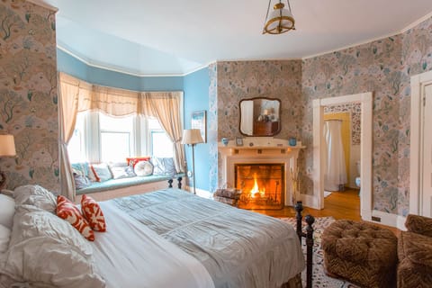 Classic Room, 1 King Bed, Fireplace (Astalula) | Iron/ironing board, free WiFi, bed sheets