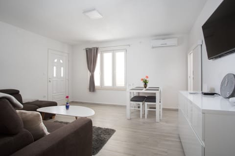Apartment (One Bedroom Apt ,Shared Terrace) | Living room | TV