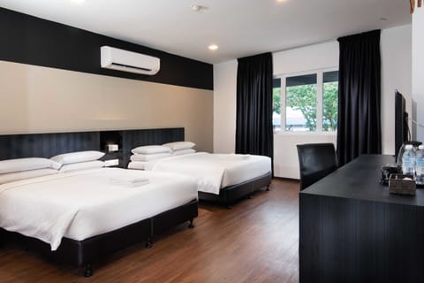 Family Deluxe Room | Minibar, in-room safe, desk, free WiFi