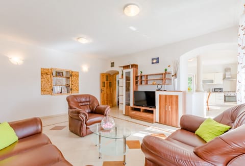 Apartment (Three Bedroom Apartment) | Living room | 25-inch flat-screen TV with cable channels, TV