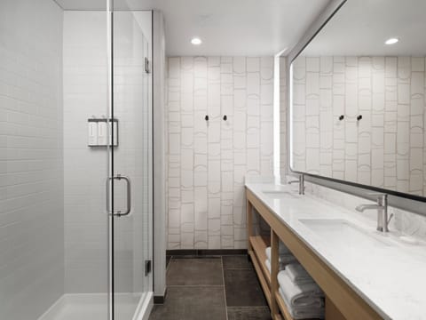 Combined shower/tub, free toiletries, hair dryer, towels