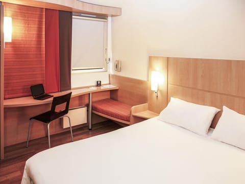 Desk, soundproofing, iron/ironing board, free WiFi