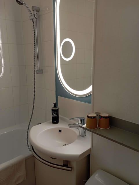 Standard Room, 2 Twin Beds | Desk, soundproofing, iron/ironing board, free WiFi