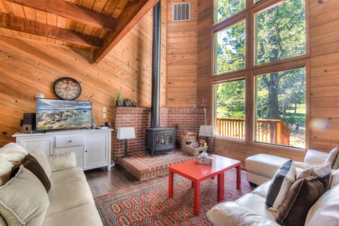 House, Multiple Beds, Balcony, Mountain View (Northwoods Hangout) | Living area | 42-inch flat-screen TV with digital channels, fireplace